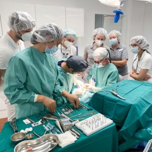 Dr. Wolfgang Bolz bei einer Implantat-OP