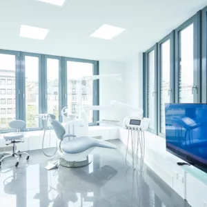 Moderne, helle Behandlungszimmer